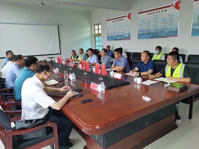 臨沂市公路事業(yè)發(fā)展中心、郯城縣政府、 縣公路事業(yè)發(fā)展中心到郯城G205項目進行視察工作