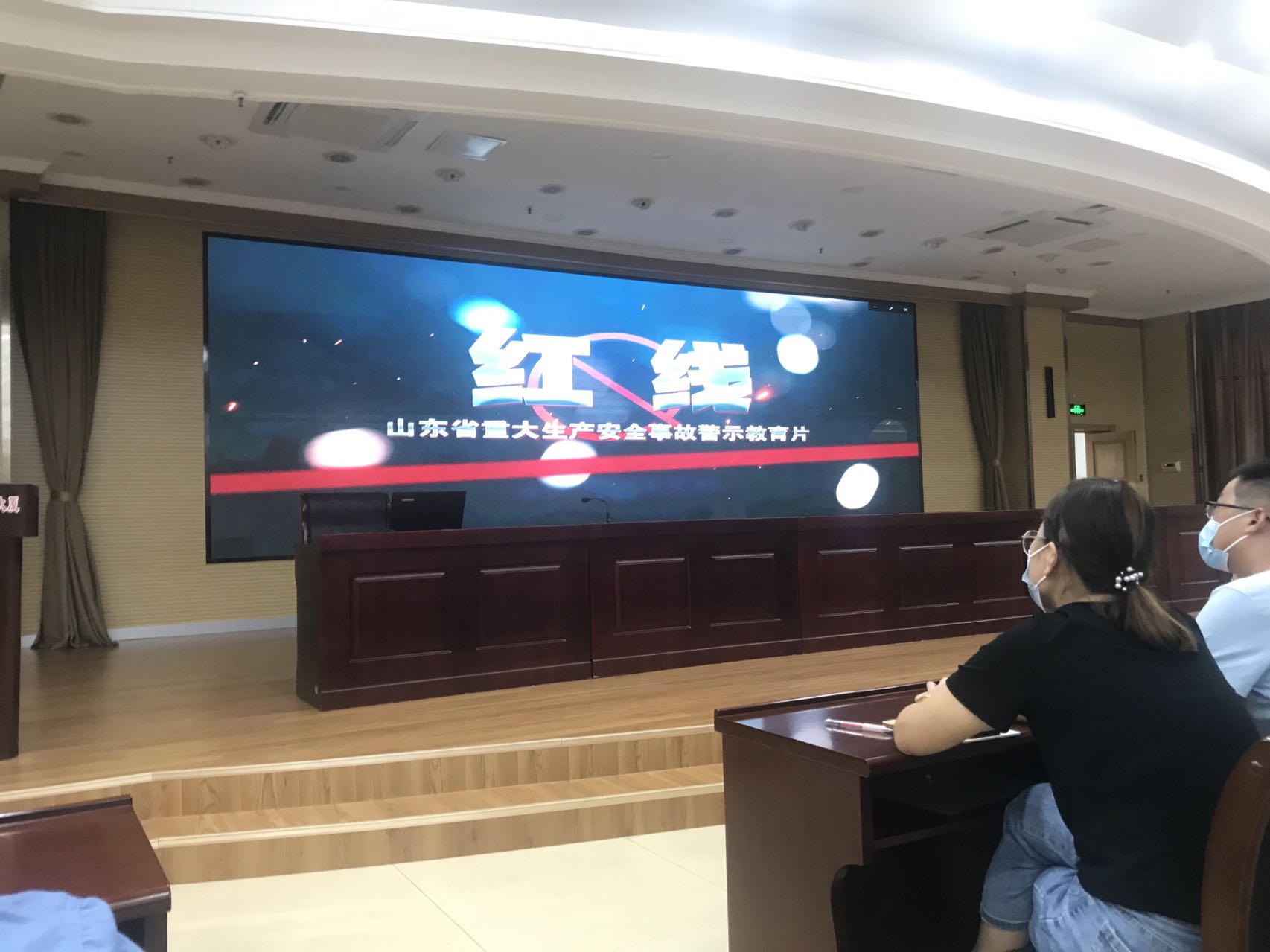 夯實(shí)“晨會(huì)”制度，堅(jiān)守安全“紅線”——淄博高新區(qū)建設(shè)局組織學(xué)習(xí)《安全生產(chǎn)“晨會(huì)”制度規(guī)范專(zhuān)題片》和《紅線》安全教育警示片