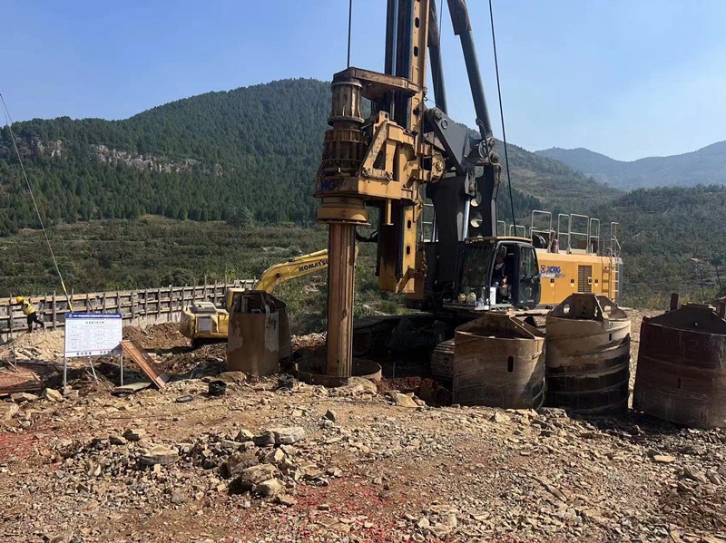 臨臨高速六標(biāo)上跨瓦日鐵路轉(zhuǎn)體橋首鉆開工大吉