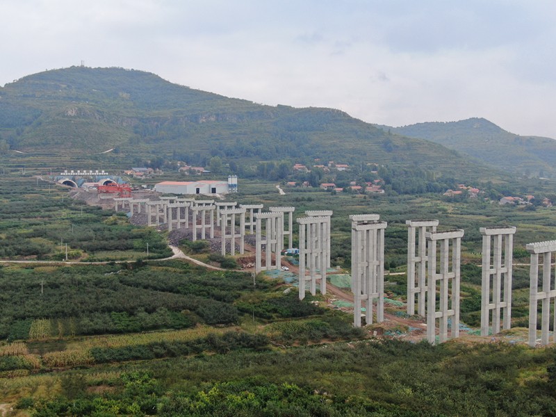 臨臨高速六標(biāo)馬莊河大橋首片梁板順利架設(shè)