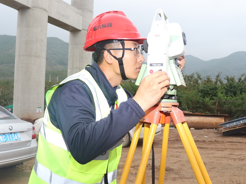 2、測量員孫垂斌正在瓦日鐵路公鐵立交處用全站儀進(jìn)行坐標(biāo)放樣_副本
