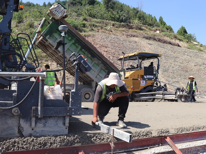 1、基層施工隊長劉偉琪量線高復(fù)核攤鋪質(zhì)量_副本