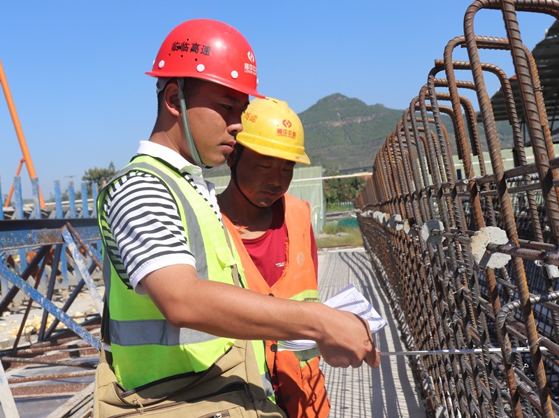 3、技術(shù)員孫鳳斌在中莊梁場與工人做技術(shù)檢查、交底_副本