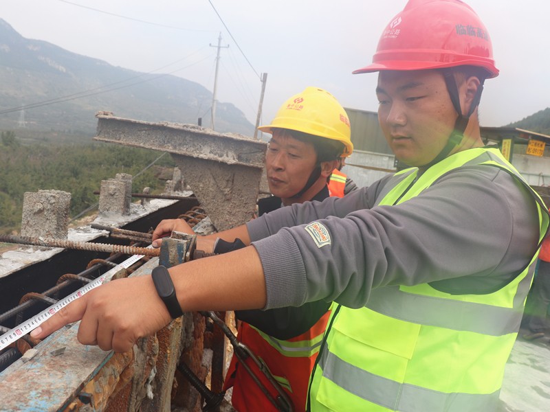4、施工員程化強在瓦日鐵路公鐵立橋檢測護欄鋼筋間距、模板安裝_副本