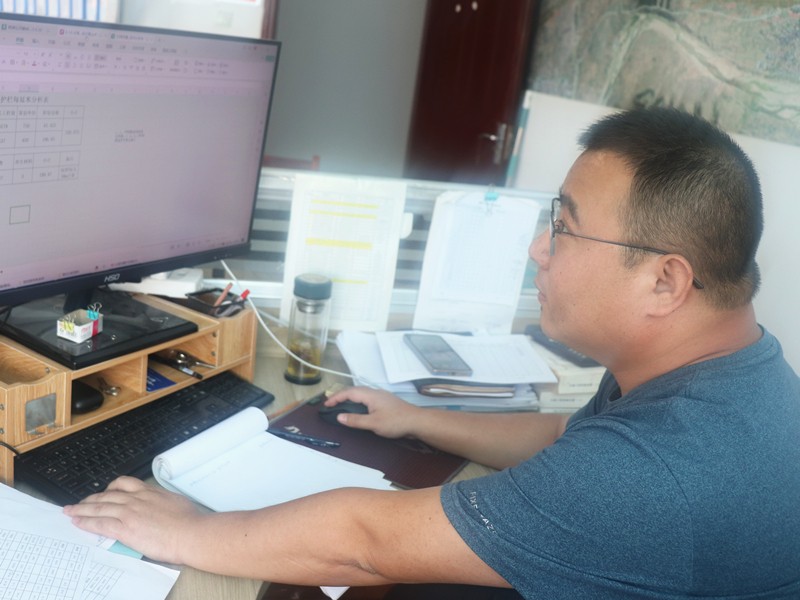 2、成控中心主任劉學(xué)軍正在起草分包合同_副本