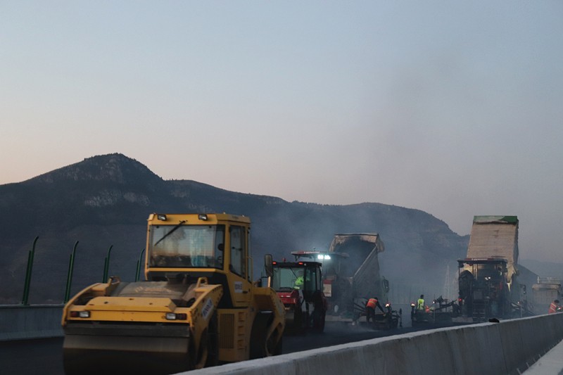 臨臨高速六標(biāo)瓦日鐵路公鐵立交右幅上面層順利完成