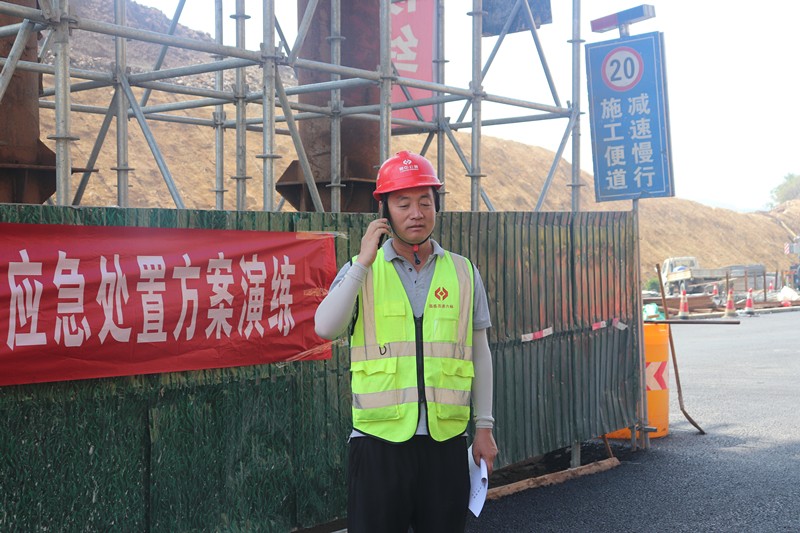 領導接到電話后啟動應急預案_副本