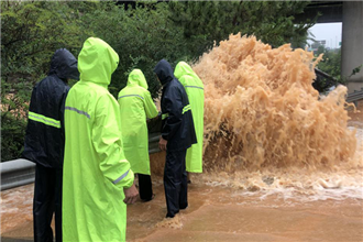 風(fēng)雨中，我們?nèi)σ愿啊斨泄酚瓚?zhàn)“利奇馬”