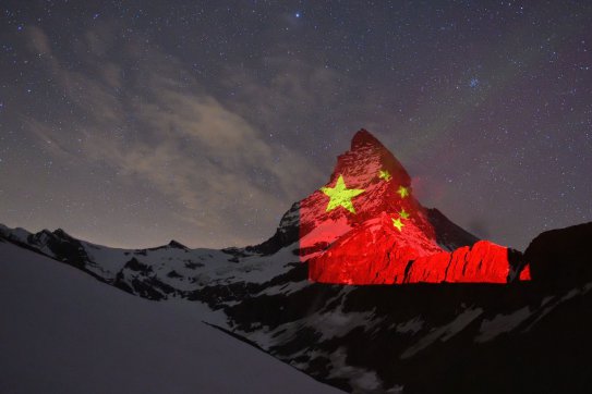 2021南方周末新年獻詞 | 哪怕世界在歷史三峽中漂流，你我有彼此在