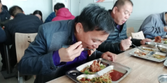 雙魯立交橋項(xiàng)目部將食堂打造成職工的家庭廚房