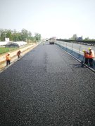 響鞭催快馬，能者挑重?fù)?dān) ——京滬高速公路改擴(kuò)建工程十標(biāo)柔性基層試驗(yàn)路攤鋪