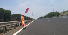 烈日下的堅守-記高速公路養(yǎng)護(hù)員工作有感