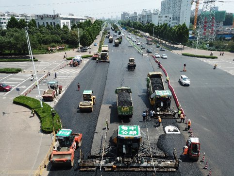 魯中公路聯(lián)通路主線瀝青施工完成通車