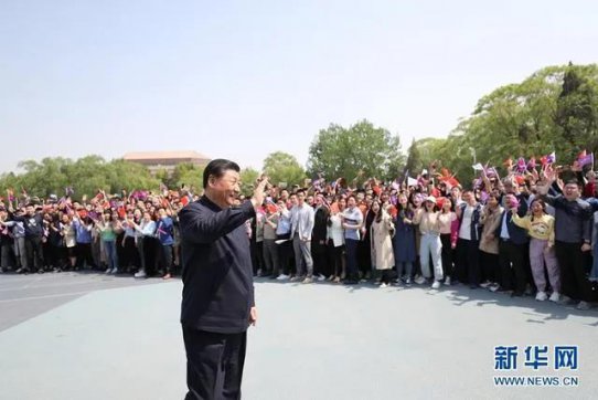 人民日?qǐng)?bào)評(píng)論員：讓青春在不懈奮斗中綻放絢麗之花
